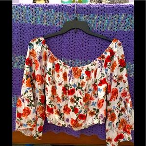 Beautiful spring bell sleeve print top in a juniors XL